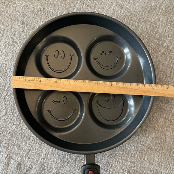 Avon Smiley Faces Silver Dollar Pancake Griddle 10" - Picture 4 of 6